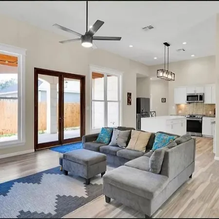 Cheerful Lakeside Retreat-Just Minutes To The Lake